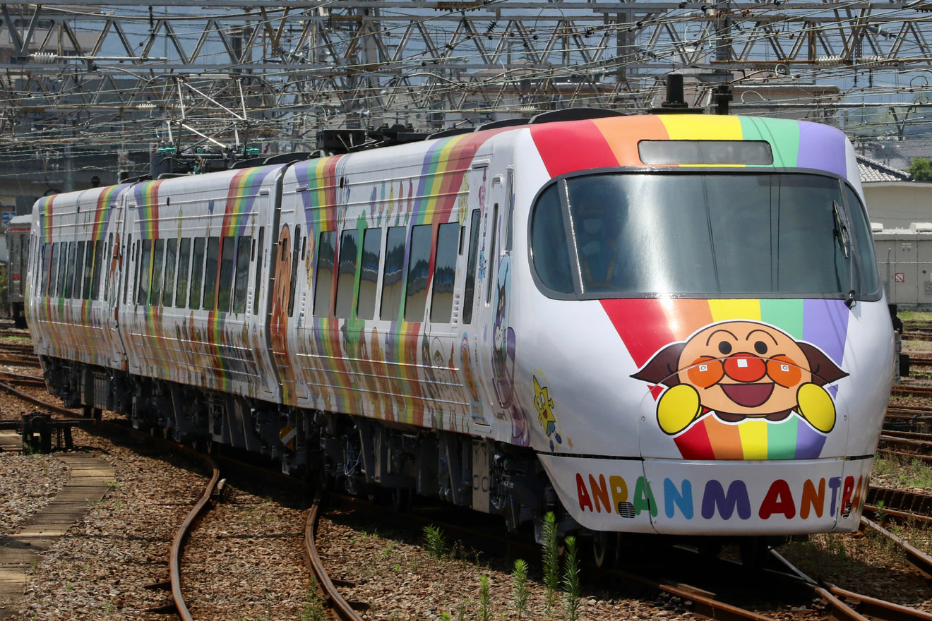 【JR四】8000系S3編成(アンパンマン列車)全検を終えて多度津工場出場の拡大写真