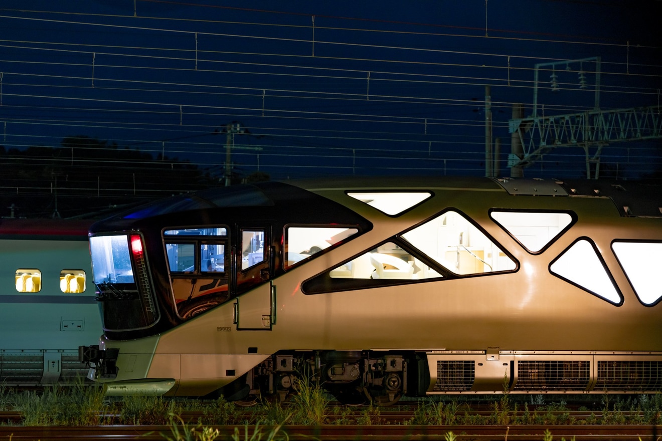 【JR東】E001形「TRAIN SUITE 四季島」秋田総合車両センター南秋田センターへの拡大写真
