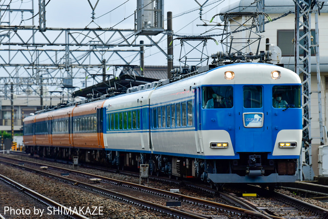 【近鉄】さくら幼稚園 高野山サマースクールに伴う団体臨時列車を楠駅で撮影した写真