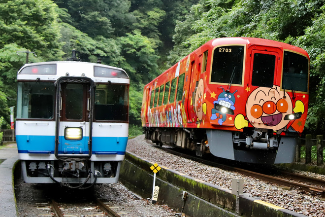 【JR四】2700系2703号『あかいアンパンマン列車』が多度津工場出場を坪尻駅で撮影した写真