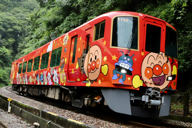 【JR四】2700系2703号『あかいアンパンマン列車』が多度津工場出場を坪尻駅で撮影した写真