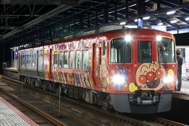 【JR四】アンパンマン列車がしまんとを代走を坂出駅で撮影した写真