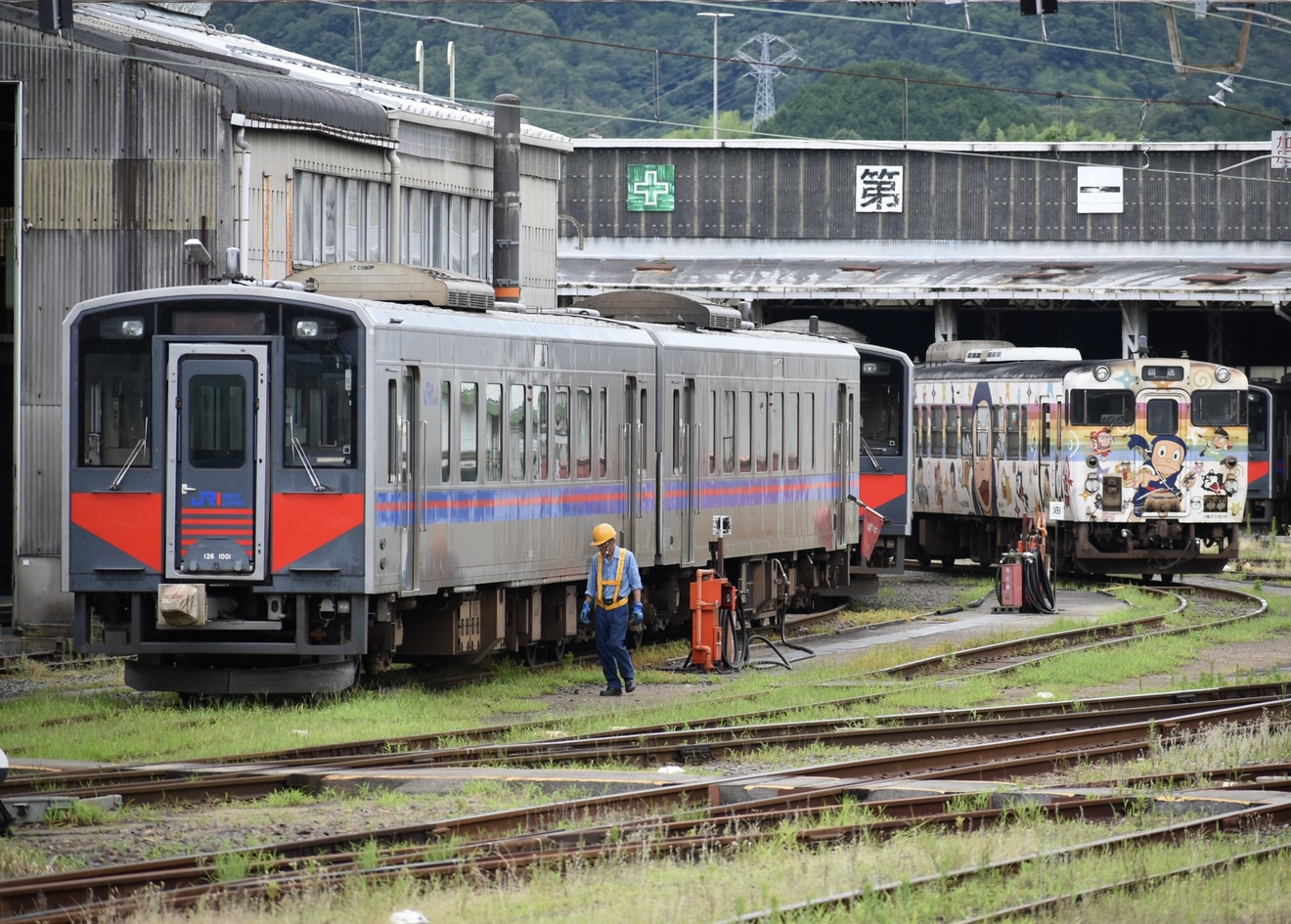 【JR西】キハ40-2090(忍者ハットリくん列車）後藤総合車両所入場回送の拡大写真