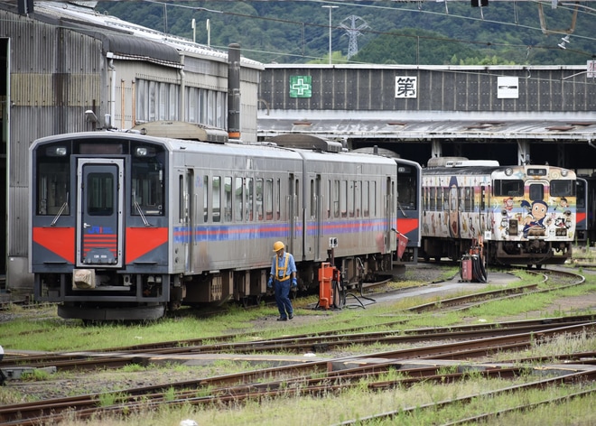 【JR西】キハ40-2090(忍者ハットリくん列車）後藤総合車両所入場回送を不明で撮影した写真