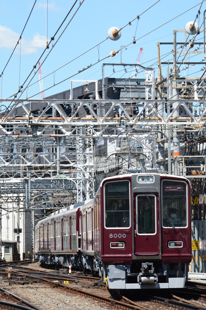 【阪急】8000系8000F返却回送を淡路駅で撮影した写真
