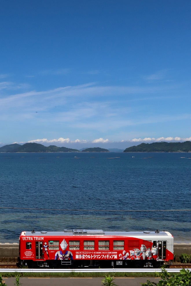 【JR四】海洋堂ホビートレイン『ウルトラトレイン号』多度津工場出場を詫間～海岸寺間で撮影した写真
