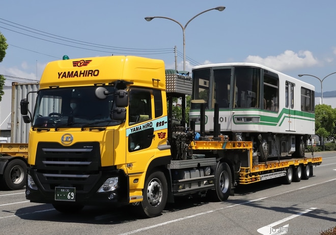 【神新交】1000型1101F六甲島検車場より搬出し廃車陸送を不明で撮影した写真