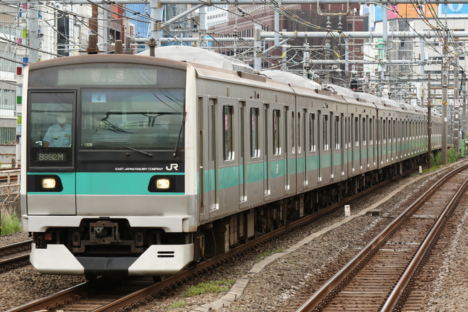 【JR東】E233系マト4編成東京総合車両センター出場回送を新大久保駅で撮影した写真