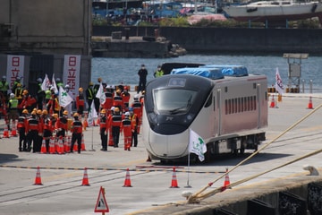 【台鐵】EMU3000形が陸揚げ開始