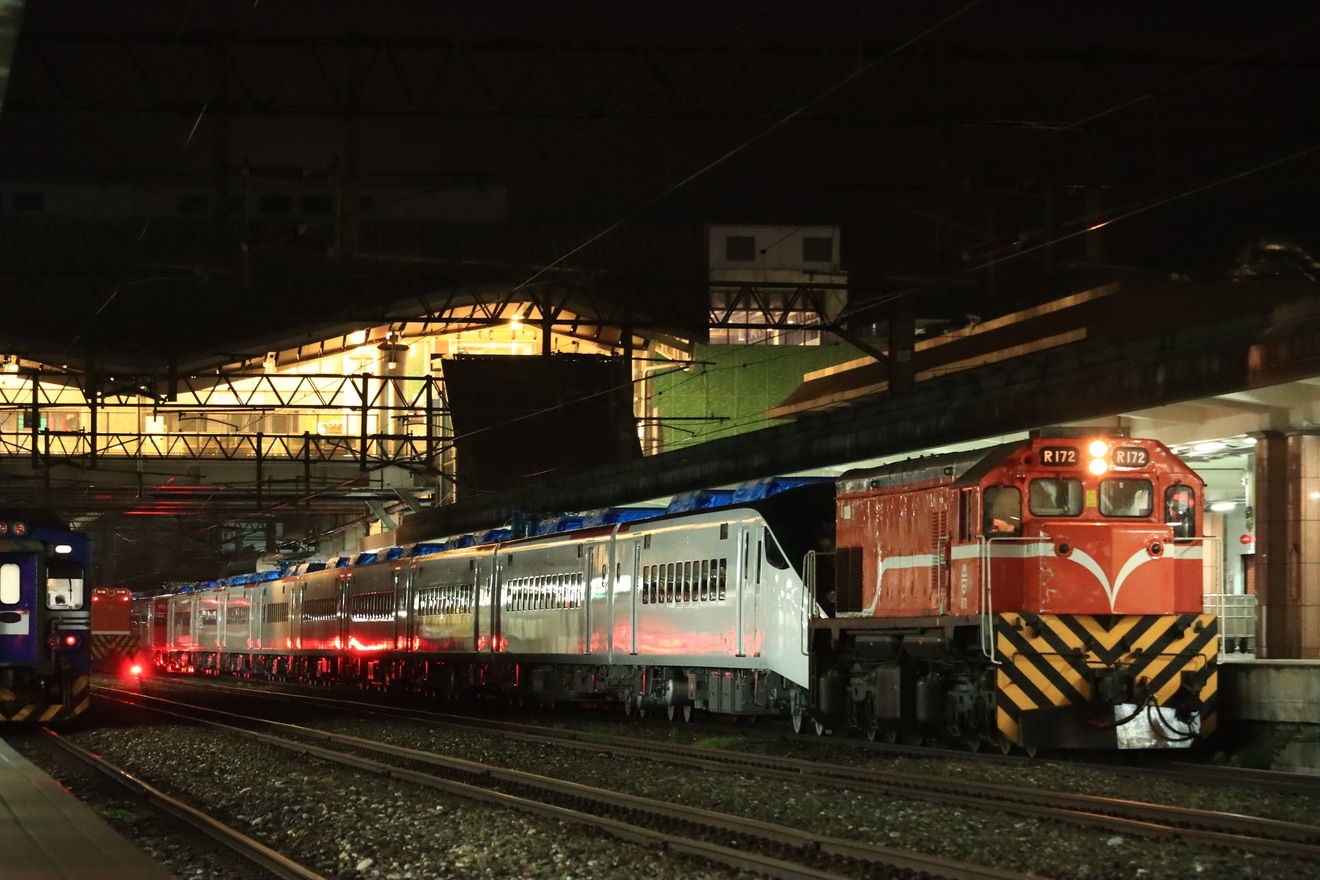 【台鐵】EMU3000形1本目がR172牽引で輸送の拡大写真