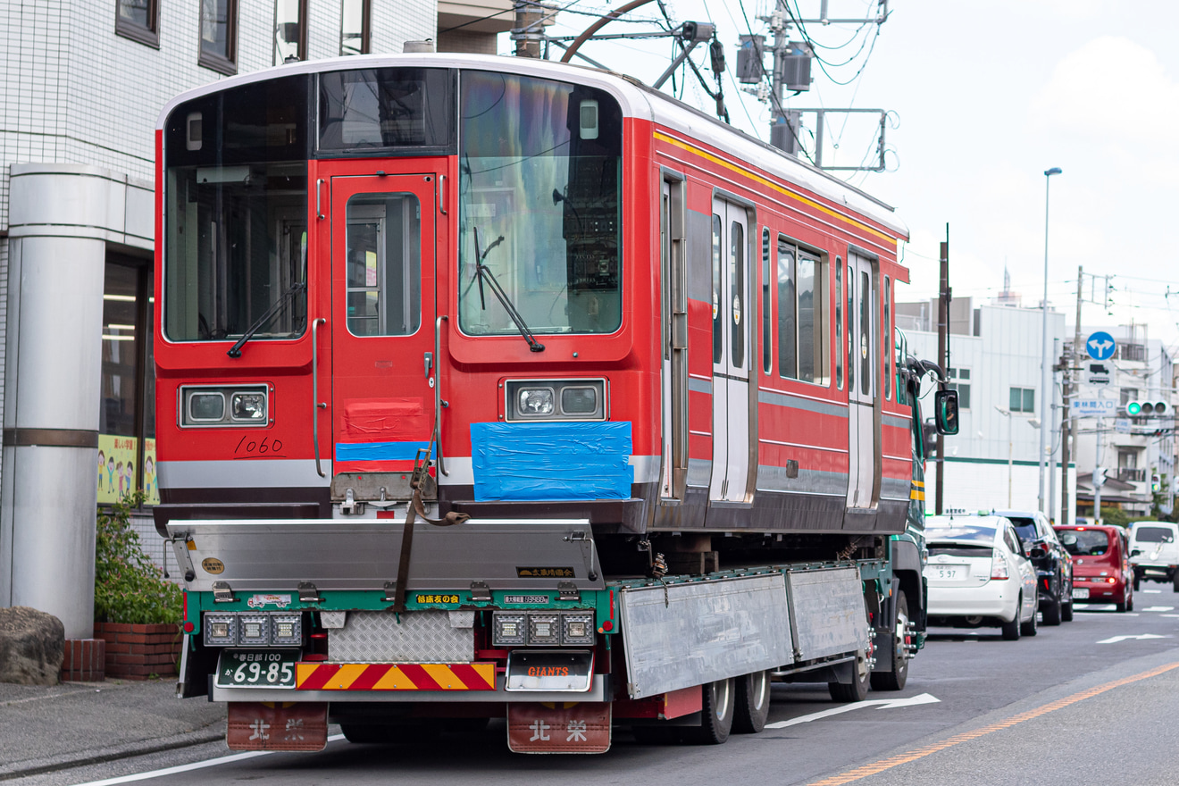 【小田急】1000形1060F(1060×4)新宿方2両 廃車・搬出の拡大写真