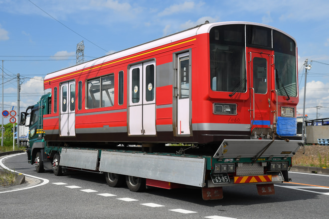 【小田急】1000形1060F(1060×4)新宿方2両 廃車・搬出を加須市内で撮影した写真