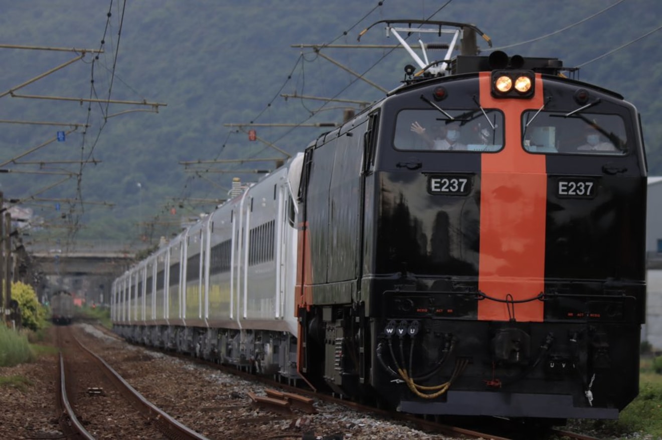 【台鐵】EMU3000型が鳴日号用塗装のE237の牽引で樹林への拡大写真