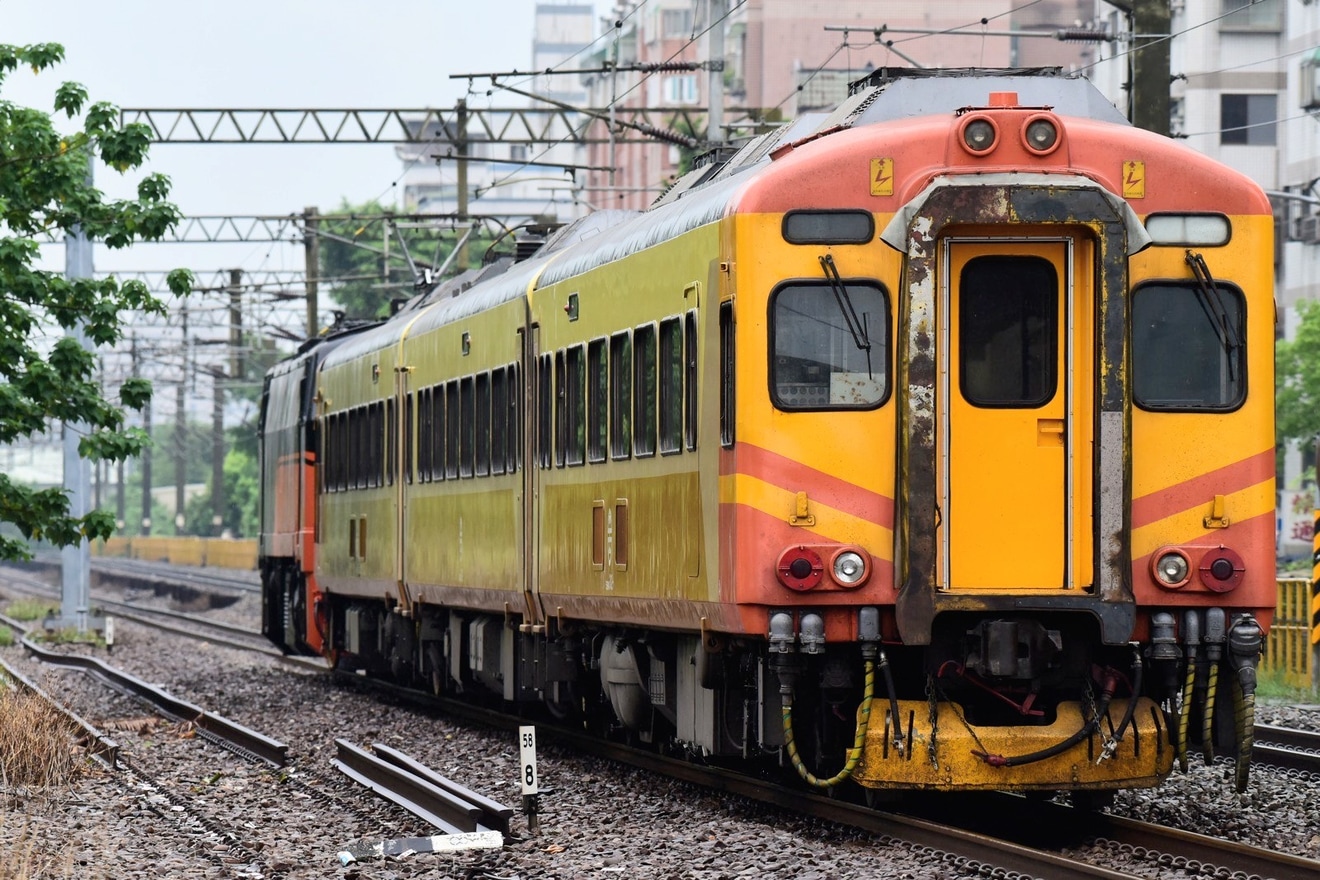 【台鐵】EMU300型EP302編成が鳴日号塗装の機関車で牽引され回送の拡大写真