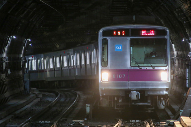 【メトロ】8000系8107F 廃車回送を水天宮前駅で撮影した写真