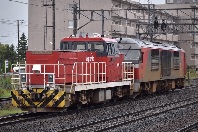 【JR貨】HD300-7苗穂車両所出場を白石駅で撮影した写真