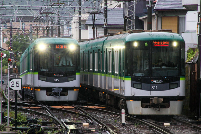 【京阪】800系815-816編成出場試運転を四宮駅で撮影した写真