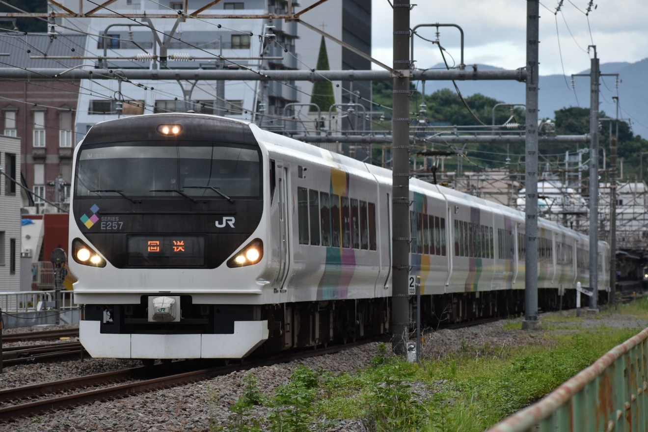 【JR東】E257系M-111編成が松本車両センターへの拡大写真