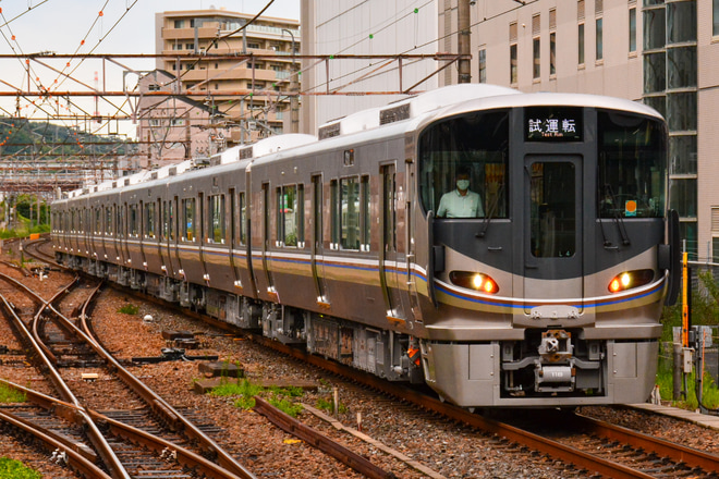 【JR西】225系100番台L4編成近畿車輛出場試運転を高槻駅で撮影した写真