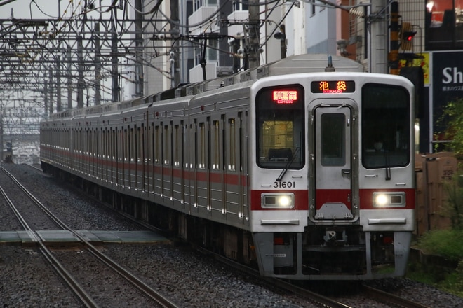 【東武】30000系31601Fの前面種別表示が通常と異なる表示を川越駅で撮影した写真