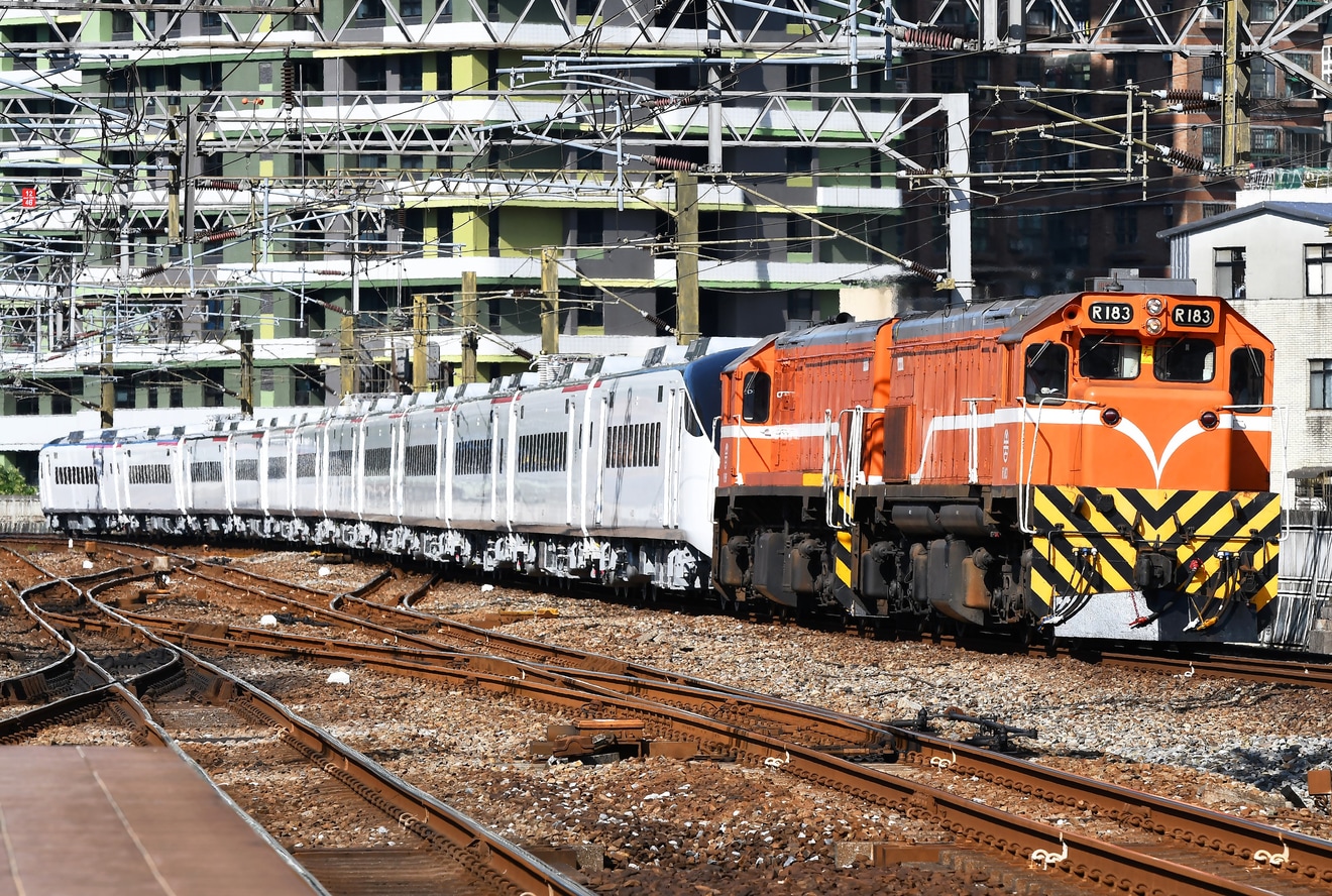 【台鐵】EMU3000型EMU3002が輸送の拡大写真