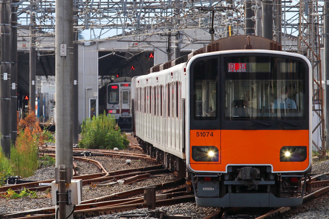 【東武】50070系51074F 寄居方面へ臨時回送されるを森林公園駅で撮影した写真