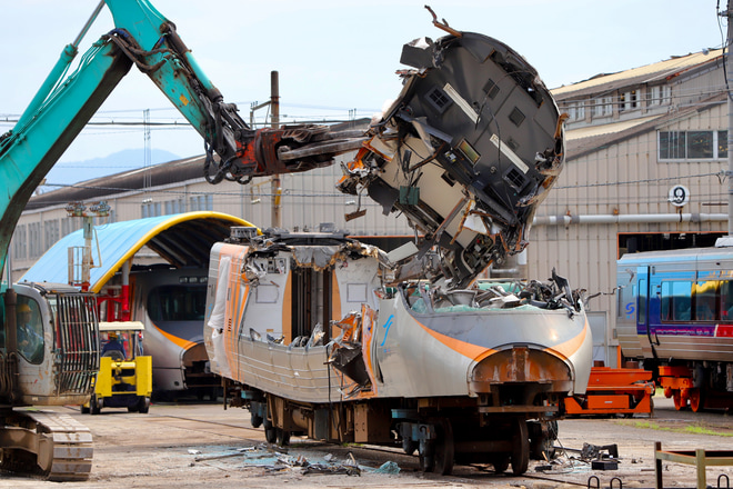 【JR四】8000系8501号車が多度津工場で解体を多度津工場解体線で撮影した写真