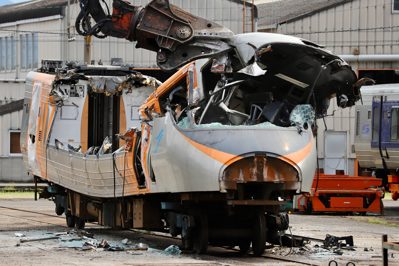 【JR四】8000系8501号車が多度津工場で解体の拡大写真