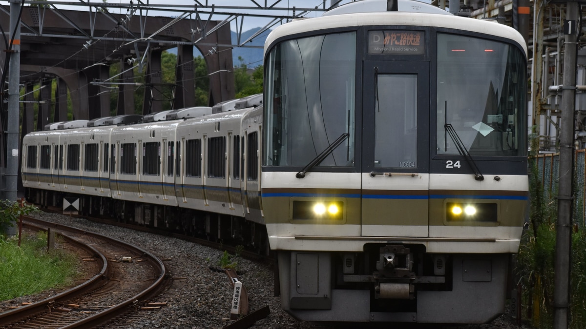 JR西】221系6両編成に女性専用車シール貼り付け開始 |2nd-train