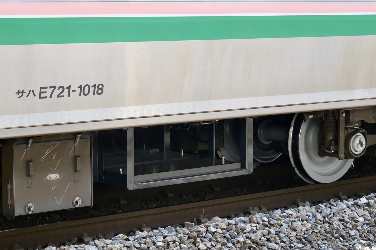 【JR東】E721系P4-18編成に線路設備モニタリング装置の枠だけ取り付けて出場の拡大写真
