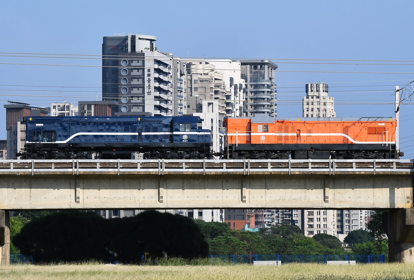 【台鐵】R123が藍色になり出場の拡大写真