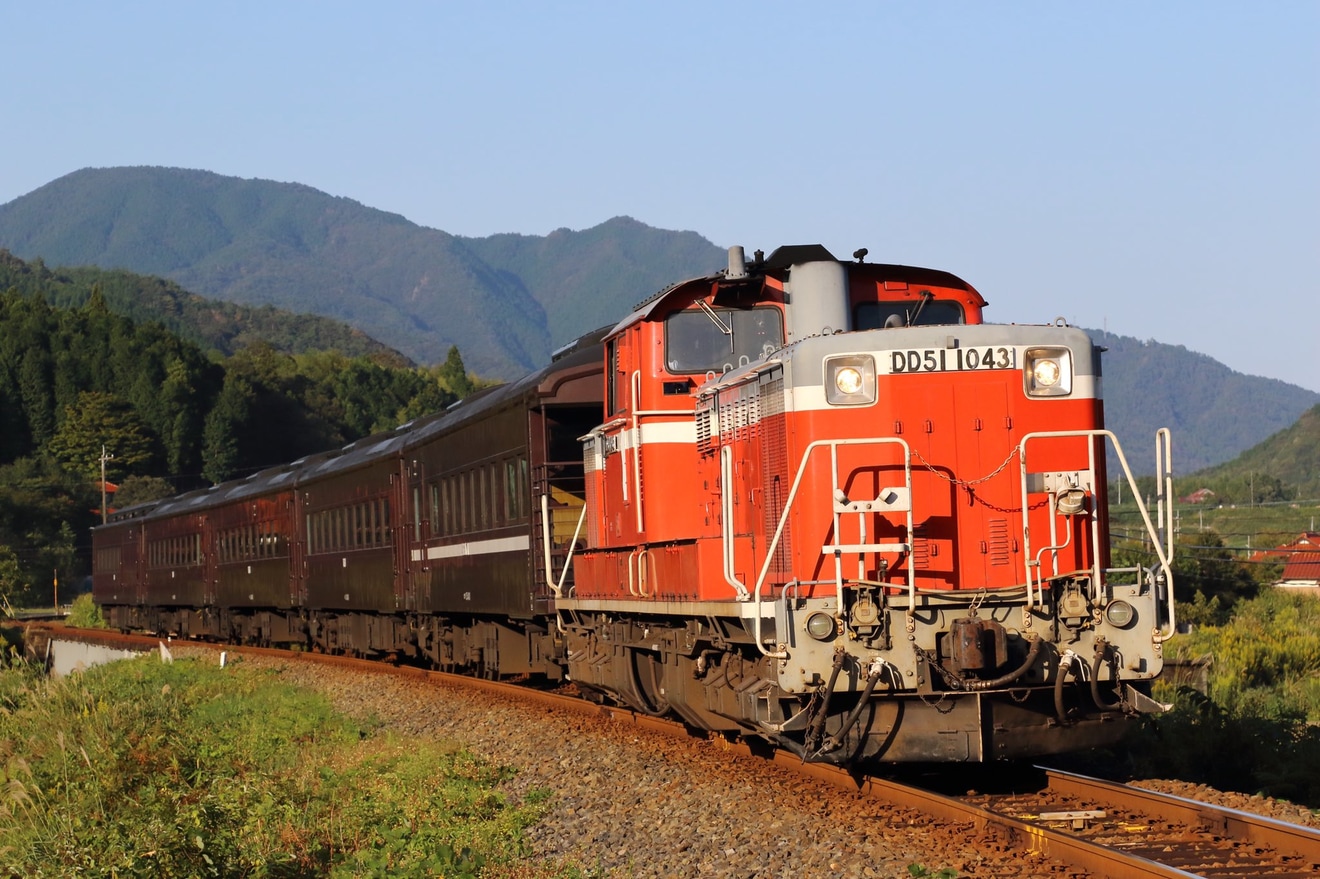 【JR西】DD51-1043牽引の35系5両の編成で山口線乗務員訓練の拡大写真