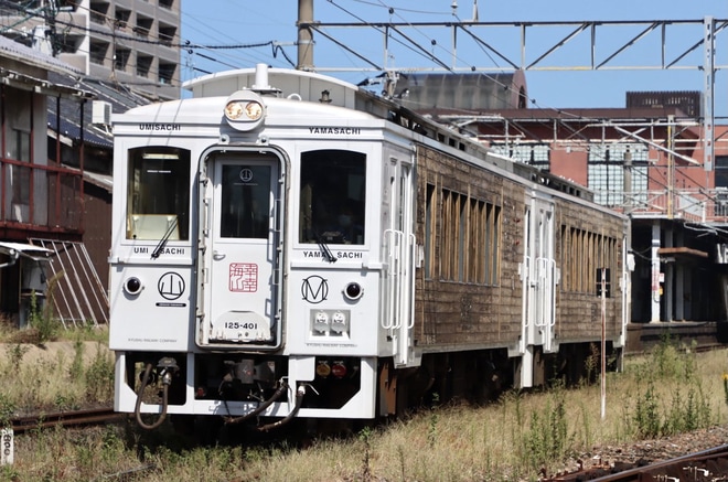 【JR九】「海幸山幸」が団体臨時列車で小倉→二日市間で運転を不明で撮影した写真