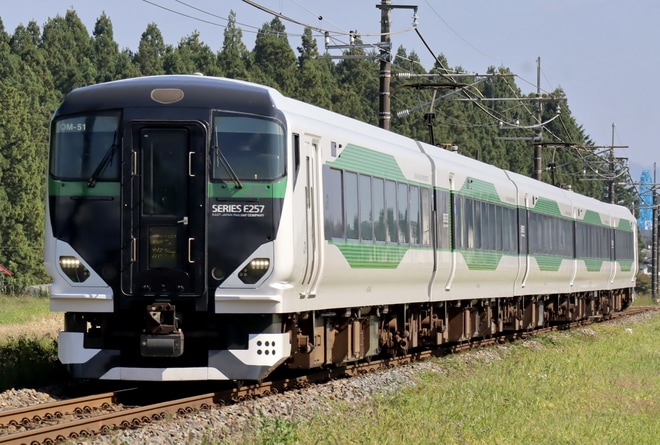 【JR東】E257系5500番台OM-51編成が修学旅行臨で初めての日光線へ