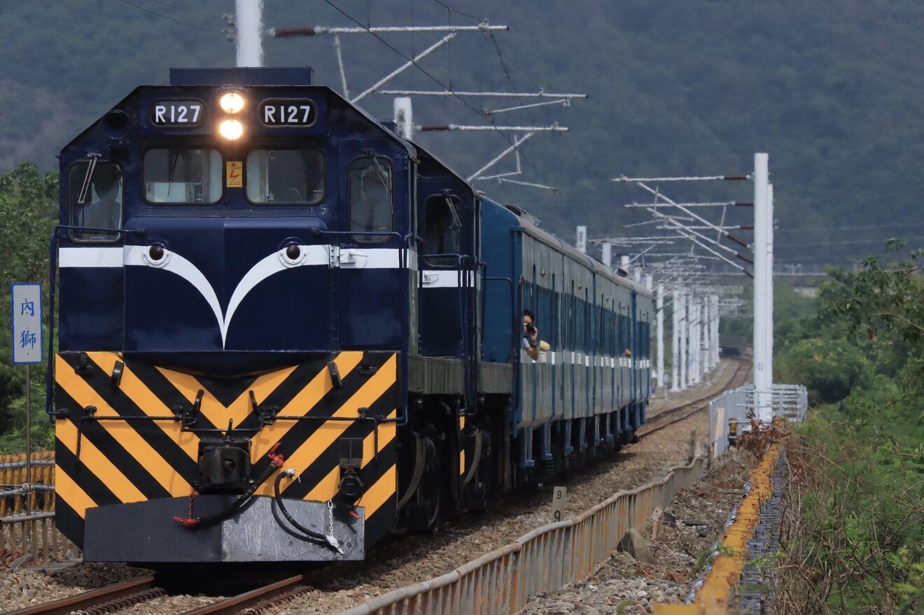 【台鐵】観光列車「藍皮解憂號」運行開始の拡大写真