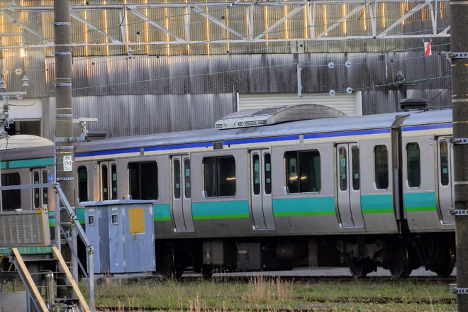 【JR東】E231系マト139編成横須賀色が剥がされるを松戸車両センター付近で撮影した写真