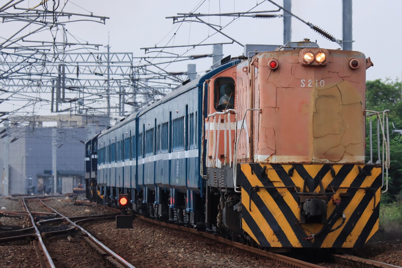 【台鐵】観光列車「藍皮解憂號」運行開始の拡大写真