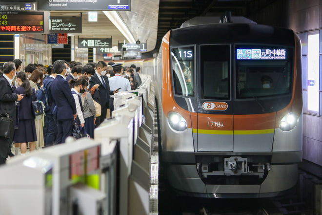【メトロ】17000系の8両編成が営業運転開始を横浜駅で撮影した写真