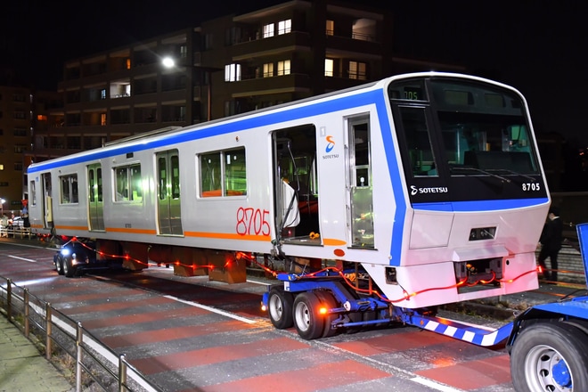 【相鉄】8000系8705×10(8705F)廃車陸送を不明で撮影した写真