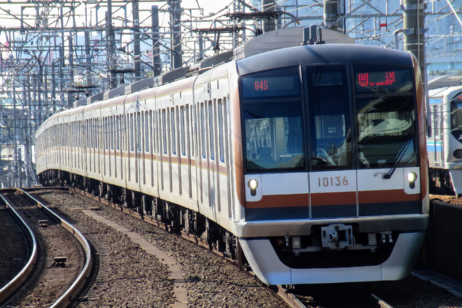【メトロ】10000系 10136F不定期回送を新木場駅で撮影した写真