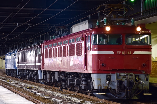 【JR東】EF64-37、EF64-1052秋田総合車両センターへ入場を長岡駅で撮影した写真