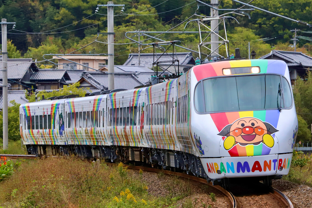 【JR四】8000系L3編成(アンパンマン列車)多度津工場出場の拡大写真
