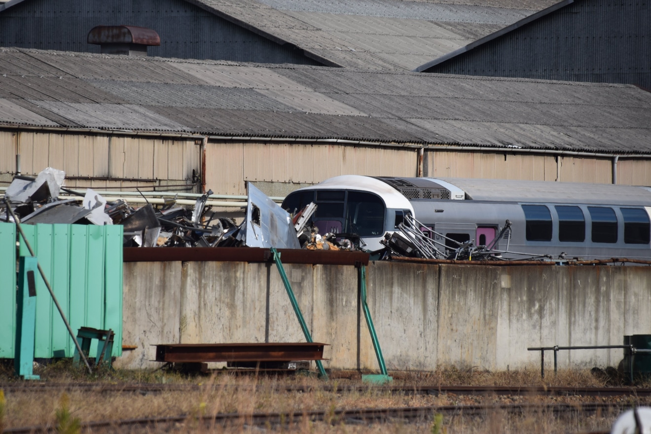 【JR東】215系NL-1編成が長野総合車両センターで解体中の拡大写真
