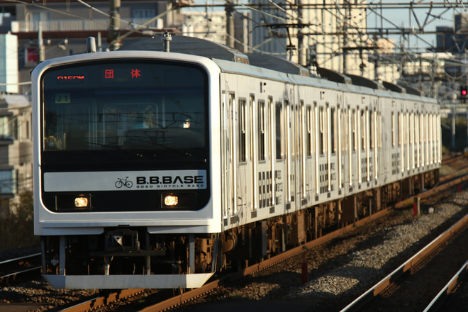 【JR東】209系マリJ1編成使用 団体臨時列車運転を南流山駅で撮影した写真