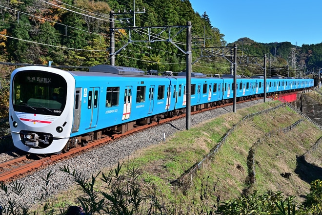 【西武】30000系38101F「DORAEMON-GO!」西武秩父まで運行を吾野駅付近で撮影した写真