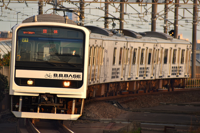 【JR東】209系2200番台マリJ1編成「B.B.BASE」団体臨時列車運転