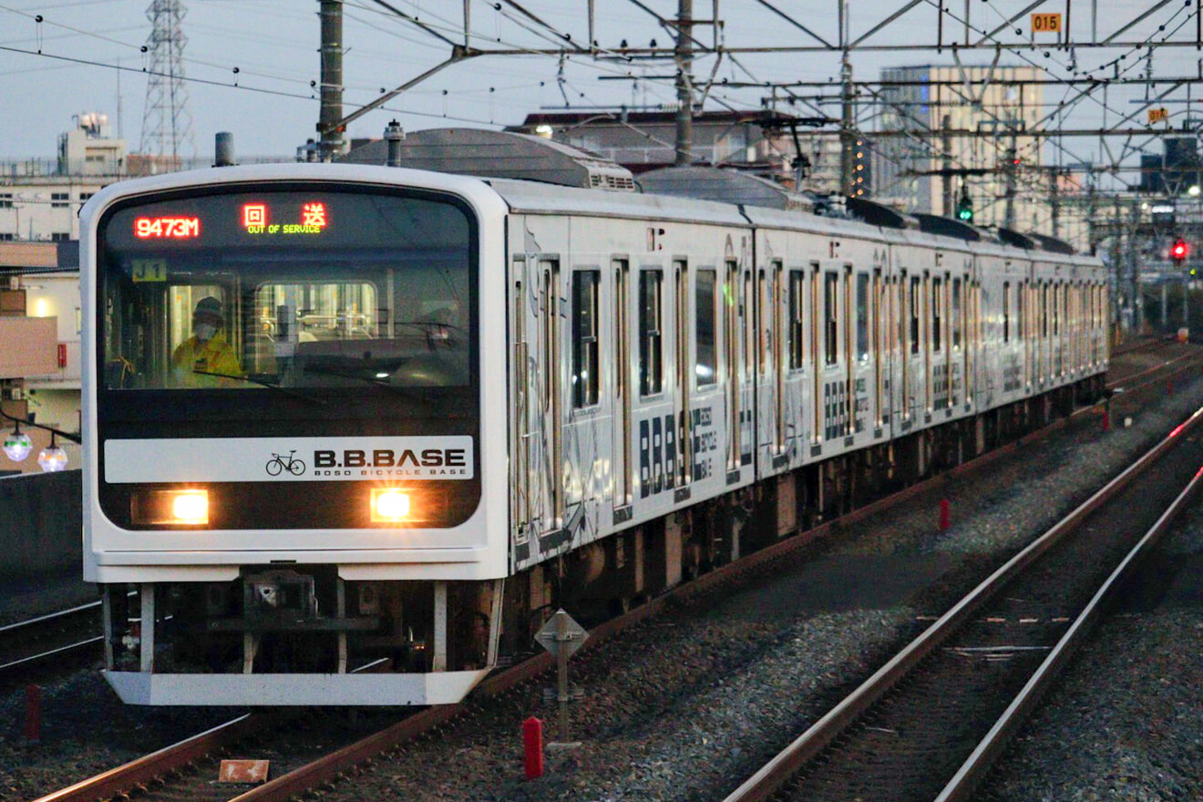 【JR東】209系2200番台マリJ1編成「B.B.BASE」団体臨時列車運転の拡大写真