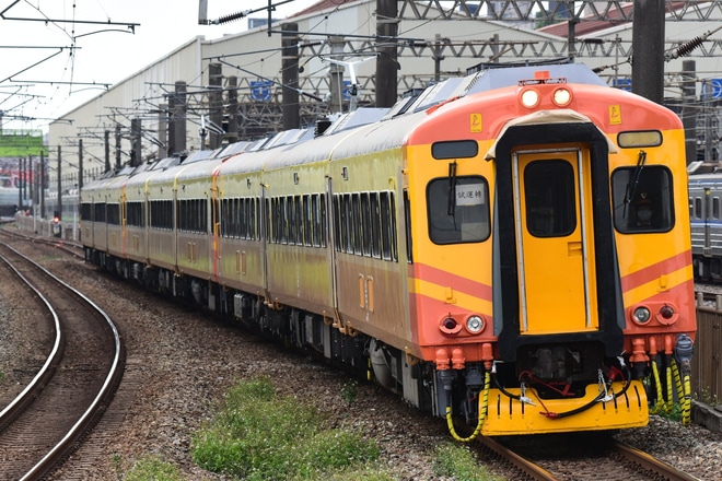 【台鐵】EMU300型EP307/305/304編成試運転を南樹林駅で撮影した写真
