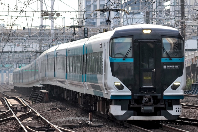 【JR東】E257系2500番台NC-34編成のスカートへ黒丸模様を横浜駅で撮影した写真
