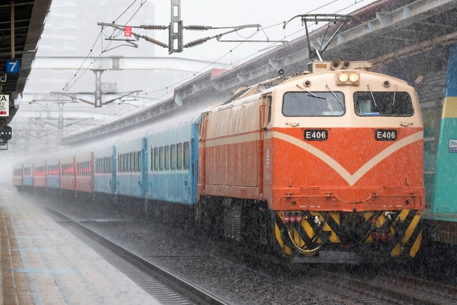 【台鐵】莒光号、復興号客車の廃車回送を汐止駅で撮影した写真